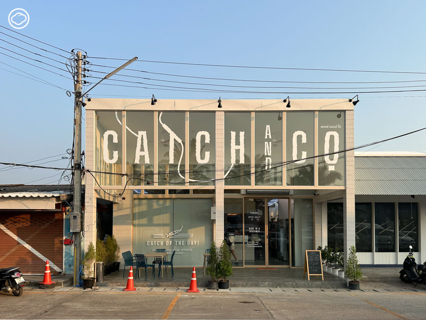 readthecloud's tweet image. ใครไป #พังงา ต้องแวะร้าน Catch and Co. ที่นี่มีสารพัดเมนูจาก #ปลาไทย ที่ใช้ปลาทั้งตัวอย่างคุ้มค่า เป็นยิ่งกว่าโชว์รูมปลาไทย ทั้งออกเรือหาปลาเองและให้เราเลือกปลามาปรุงได้ตามใจ แถมทำให้คุณได้รู้จักปลาไทยชนิดใหม่ ๆ มากขึ้นกว่าเดิม #FullCourse readthecloud.co/catch-and-co-p…