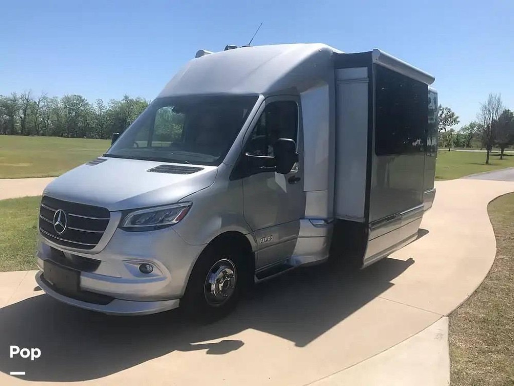 RvCrazy's tweet photo. MAKE AN OFFER! - Located in Bradenton, FL, this #ClassB+ boasts easy handling, a spacious slide-out with a comfy leather sofa &amp; Murphy bed, and soft lighting for ultimate relaxation.
🔸Price $249,900
🔸Location #Bradenton #Florida

➖➖
🔗 https://t.co/q4JZY32eb0
➖➖ https://t.co/6Nr0g6PIgk