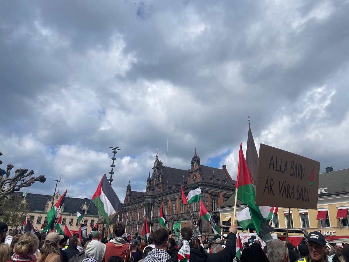 Malmö shouts viva viva Palestine. 🖤❤️🤍💚