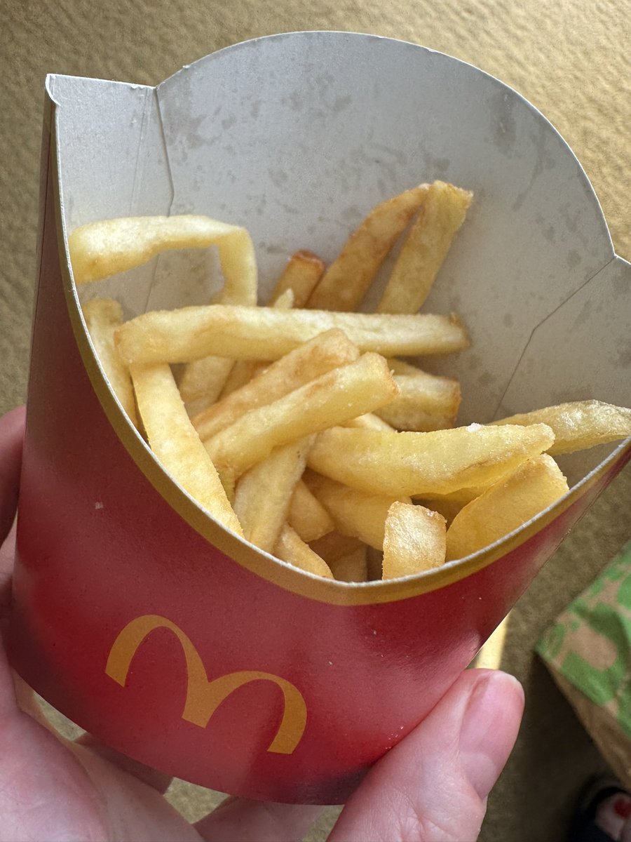 Hi @McDonaldsUK is this what you call a portion of fries? #notgoodenough