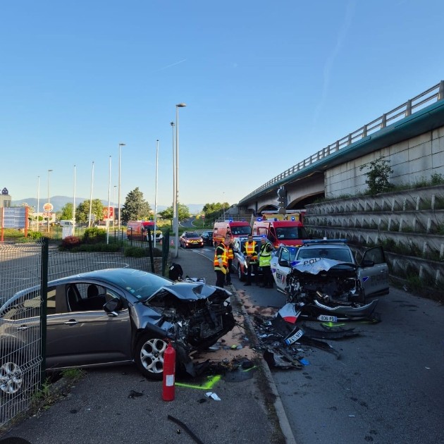 Trois policiers blessés dans un refus d'obtempérer près de Mulhouse. L'individu ivre a été interpellé peu après.
Un fait devenu malheureusement banal, notre état tenant avant tout à la santé des délinquants.
La gauche, elle, n'a pas trouvé sa nouvelle star, son nouveau Nahel.