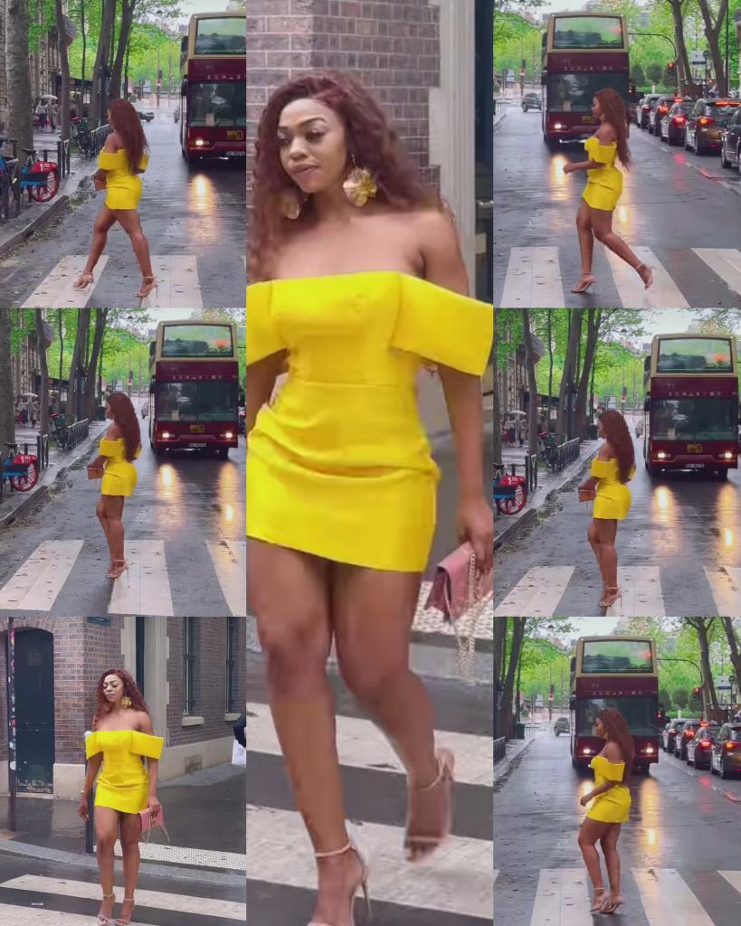 Khosi Twala,the woman king is  crossing the road,bus driver stop for her to cross b4 u proceed.

CROSSROADS WITH KHOSI TWALA 
KHOSI TWALA THE TRENDSETTER 
#KhosiTwala 
#GreatestKhosiTwala