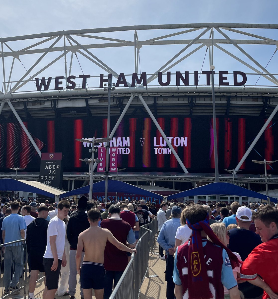 West Ham United - Luton maçı için London Stadium’dayız ⚽️Luton’un ligde kalmak için kazanmaktan başka çaresi yok. 

Nadir rastlanan bu güneşli Londra gününde, umarız bol gollü ve keyifli bir maç olur ☀️