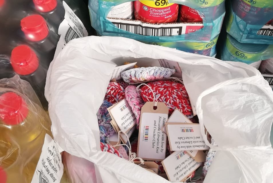 In parcels this week we have reusable 'scrubbies' for washing dishes, donated by Newcastle Libraries crochet club 😍 Also in parcels - lots of different fruit & veg, bread, dry white beans & split peas, loo roll, washing up liquid, tinned tomatoes & sweet pastries.
