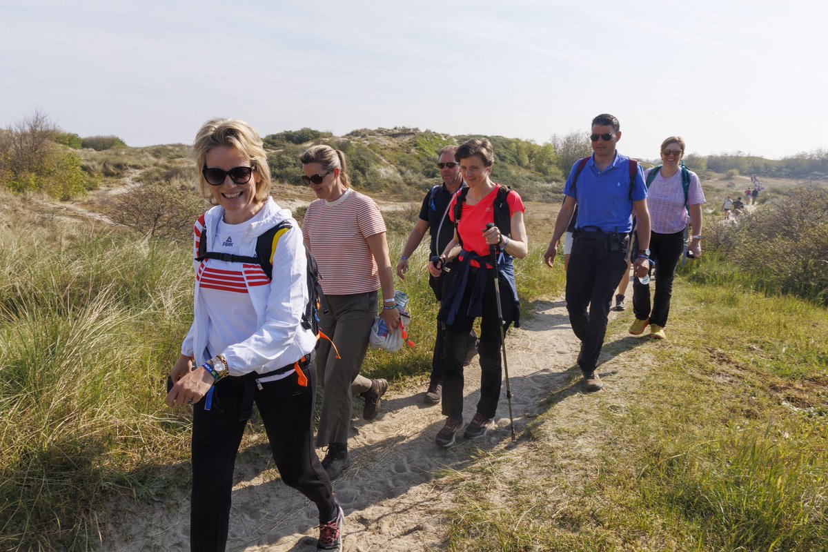 🚶‍♀️ De Koningin neemt deel aan de 5deeditie van de Belgian Coastal Walk, een wandeling aan de kust door duinen, stranden, havens en bossen! Ze legt 25 km af tussen Westende en De Panne.