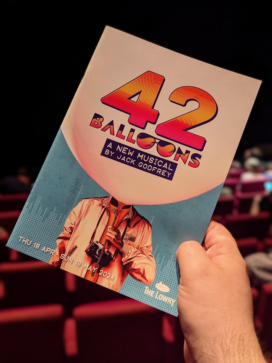 ⭐ STAGEY SHOW DAY - 42 BALLOONS - THE LOWRY ⭐ VERY EXCITED to be here at @The_Lowry for the very first time 😱 Gorgeous, huge venue! ! ! ✨ I've been waiting to see @42_balloons ever since the amazing concert production, way back when🎈 Can't wait! ! ! 💖 X x x