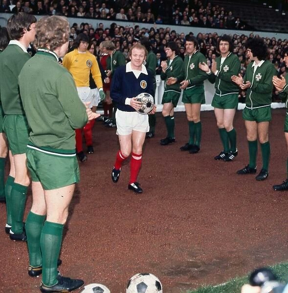 On this day in 1974 A guard of honour from Northern Ireland to Scotland for reaching the World Cup. Unfortunately, they weren't as magnanimous within the game as they beat Scotland 1-0 thanks a Tommy Cassidy goal.