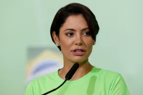 BrasilPost13's tweet photo. É Renata, se a Michelle quiser chegar aos pés da Daniela Lima, vai ter que gastar muita sola de sapato. 

E o gado ainda quer comparar a Michelle com essa linda e competente Jornalista.

Toma vergonha na cara gado, Daniela é formada e tem profissão, e a Michelle, qual a profissão dela ???👇