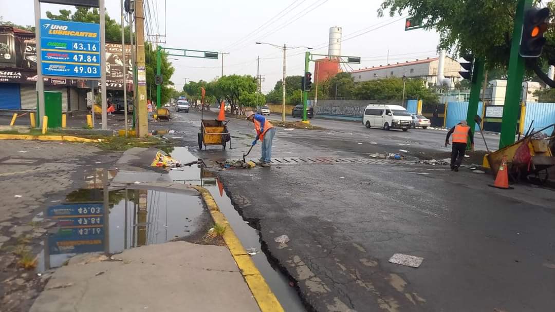 Equipos de Alcaldía de Managua desde tempranas horas de esta mañana, limpiando y despejando las vías principales después de la lluvia de anoche que provocó caídas de árboles y exceso de basura en las calles. #Nicaragua #InviernoSeguro2024 @MaraTito72 @alcaldia_mga