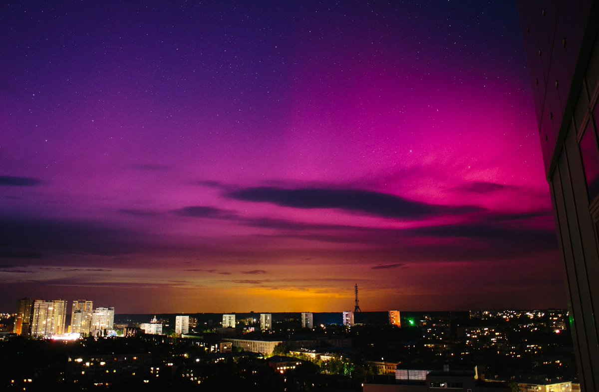 Tormenta solar geomagnética deja auroras boreales en Europa 📷Estas son las bellas imágenes de auroras boreales que se presentaron en la región europea como parte de los efectos de la tormenta solar geomagnética registrada hoy. Fotos: EFE y AP