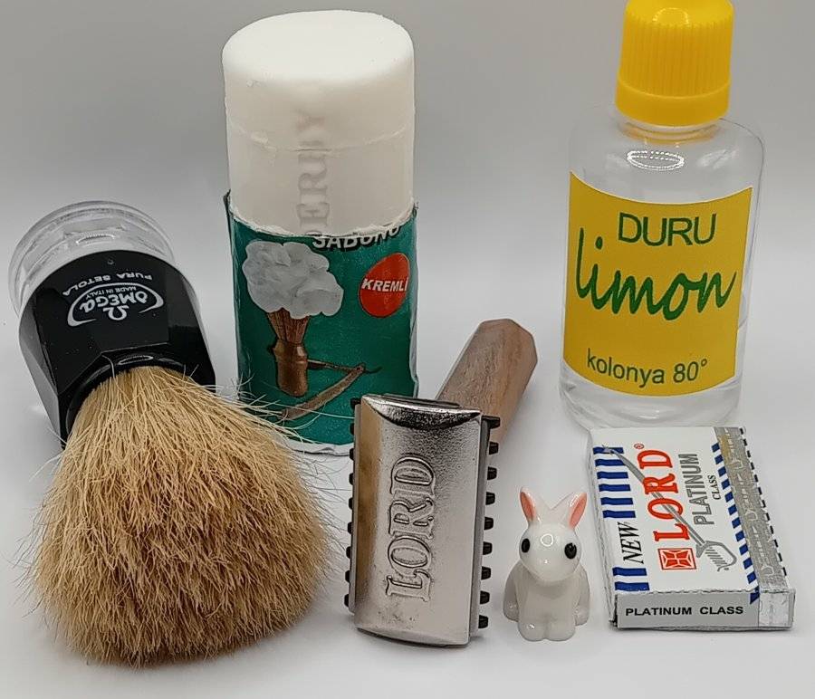 Feeling international today: Brush: Omega 10019 🇮🇹 Soap: Derby 🇹🇷 Razor: Lord L5OC on custom Olive Wood handle  🇪🇬 Blade: Lord Platinum Class 🇪🇬 ASL: Duru Limon Kolonya 80° 🇹🇷 badgerandblade.com/forum/posts/12… #shaveGear #mensGrooming #wetShaving #sotd