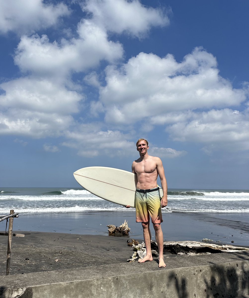 Back in Bali!🇮🇩 Time to improve my surfing!🏄‍♂️