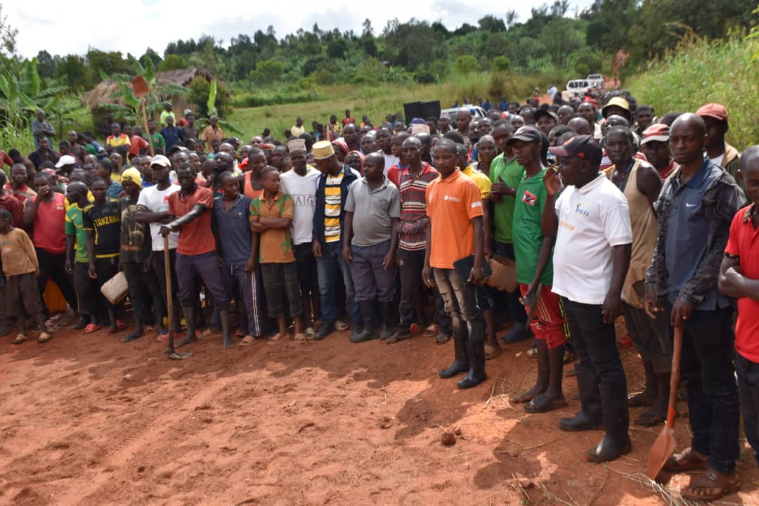 1/1 #Burundi: Au terme de ces travaux, Hon. Nkurunziza a exhorté la population de cette province à continuer à préserver la paix et la sécurité et s'atteler aux différents travaux pour se développer. Il l'a aussi interpellée à éviter la fraude, lutter contre les feux de brousse