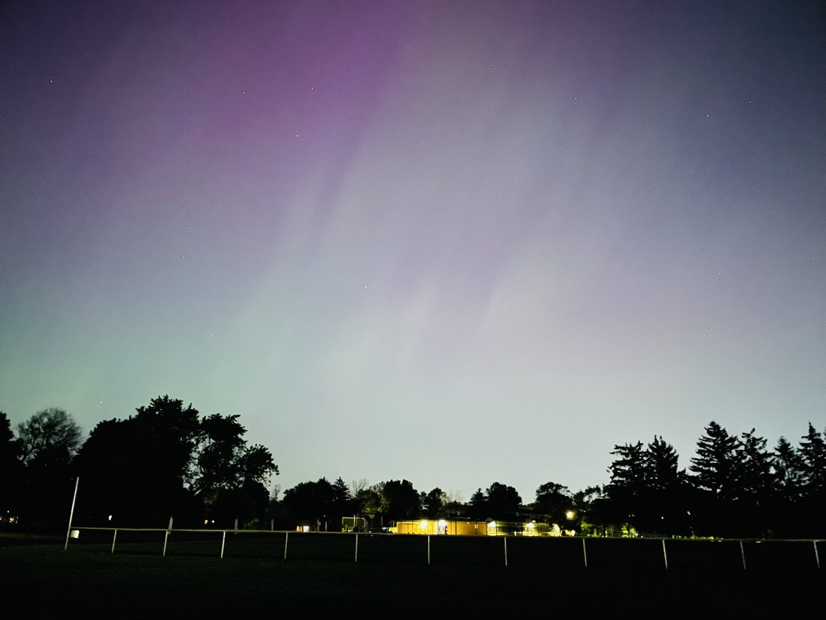 LongacreElem's tweet photo. Northern Lights over Longacre! Thank you Shea Family for capturing it ✨ https://t.co/0nBno7ZAi1
