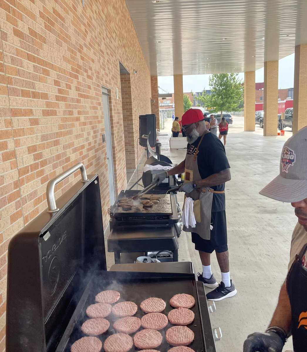 Pitmasters‼️ Coach Adams and Coach Harris grilling burgers for our teachers 🍔 Thank you teachers for all that you do for our students! #TeacherAppreciationWeek @NEISD @NeisdAthletics @leevolsbooster @leeneisd