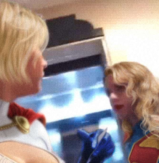 Powergirl e Supergirl se encarando na porta do elevador!