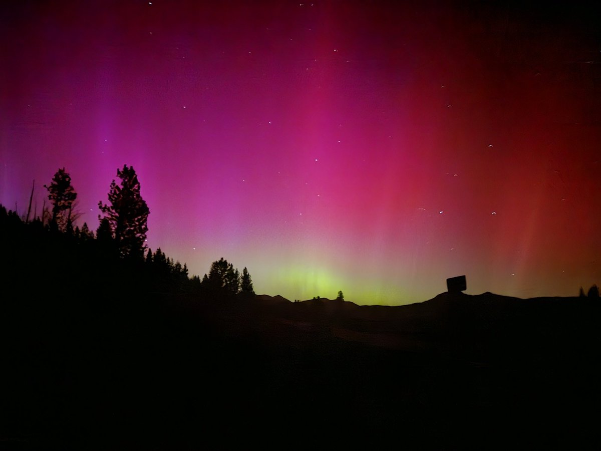 CHPSouthLake's tweet photo. Northern Lights in South Lake Tahoe

Last night the Northern Lights put on a show in South Lake Tahoe. Our Officers got a break in their duties and took a few snaps of the show. https://t.co/viwAJFQZkM