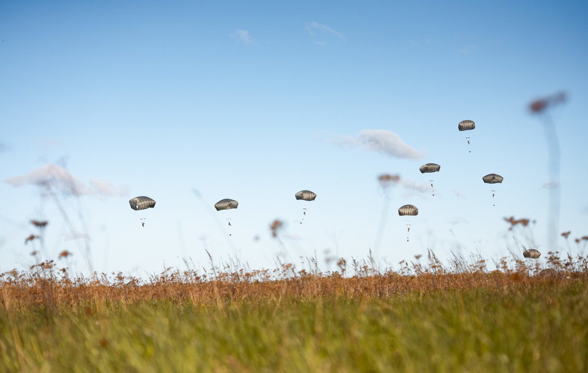 Paratroopers from 🇬🇧 @16AirAssltBCT and 🇺🇸 @82ndABNDiv jumped onto Nurmsi airfield, Estonia 🇪🇪 in support of #SwiftResponse 24 exercise, May 11, 2024. #StrongerTogether 📸 by Maria Tammeaid