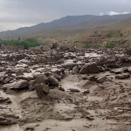 🚨Heavy rains triggered flash floods in #Afghanistan, causing over 200 deaths and damaging 2,000 homes, according to initial reports.   @IOMAfghanistan and other humanitarian partners are assessing the damage and providing emergency aid to those affected.