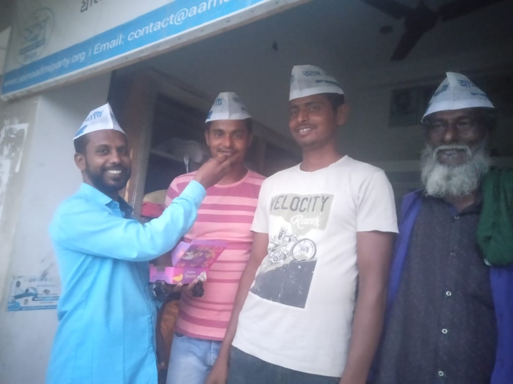 AAP4Birbhum's tweet photo. গতকাল Arvind Kejriwal   এর জামিনের পর বীরভূম নলহাটি ও কলিঠা পার্টি অফিসে @ArvindKejriwal বীরভূম জেলার কর্মীদের উল্লাস। স্বৈরাচারের থেকে মুক্তি কেবল সময়ের অপেক্ষা।

@AamAadmiPartyWB
#AamAdmiParty #arvindkejriwalcmdelhi https://t.co/ESyKnTouVN