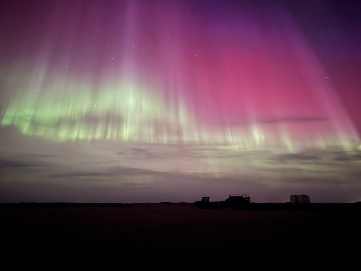 The midnight shift has its perks. #AuroraBoreal #NorthernLights