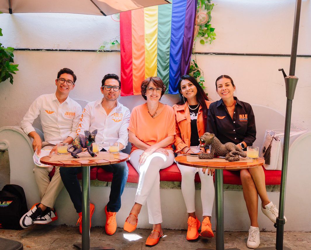 Me dio mucho gusto acompañar a @alemorlanmx en un día de su campaña por una diputación local en #Oaxaca. Nos reunimos con mujeres trabajadoras y con liderazgos LGBT+ para platicar sobre sus necesidades y lo que hemos construido desde @MovCiudadanoMX a favor de sus causas.