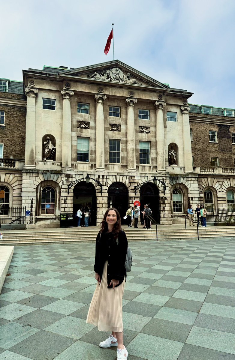 If someone had told the very ill Ali a few years ago that one day she would go to Kings College to study a Psychology Degree and start achieving her goal of changing the world and becoming a clinical psychologist.. 
Fast forward… here I am! At Kings! Good things are coming 😭🩷