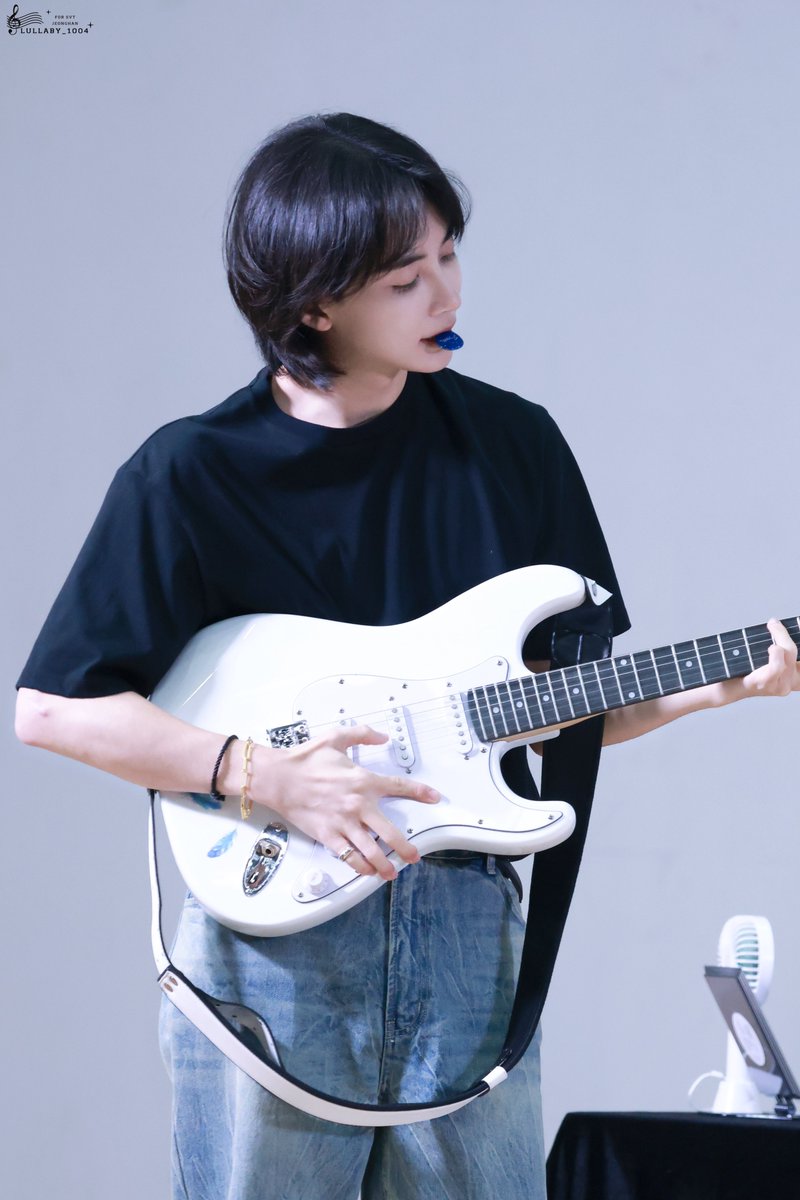 wonubliss's tweet photo. jeonghan 🎸🥹 https://t.co/6lsgipuVaU