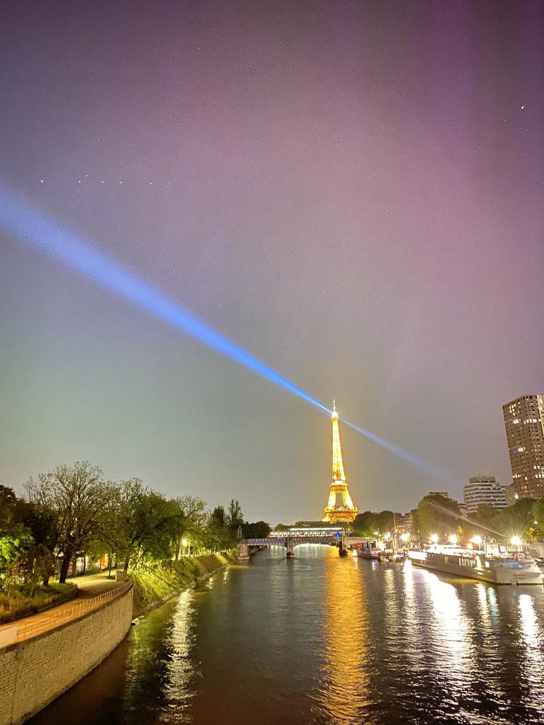 Une aurore boréale sur Paris! © @BusBled