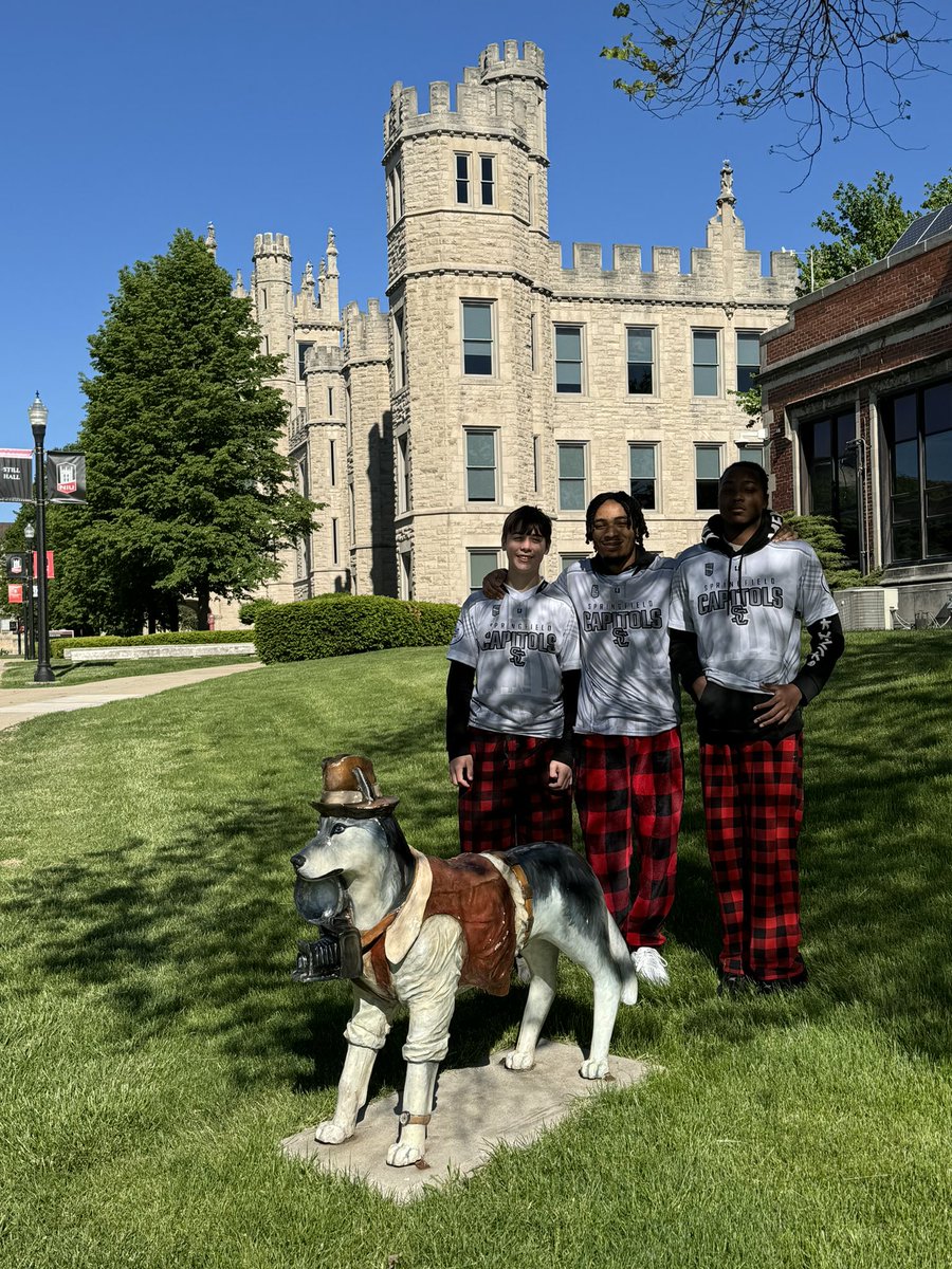 Here at <a href="/EsportsNIU/">NIU Esports</a> ready to chase an <a href="/IHSEA_org/">Illinois High School Esports Association</a> Apex Legends title!!! <a href="/schooldist186/">District 186</a>