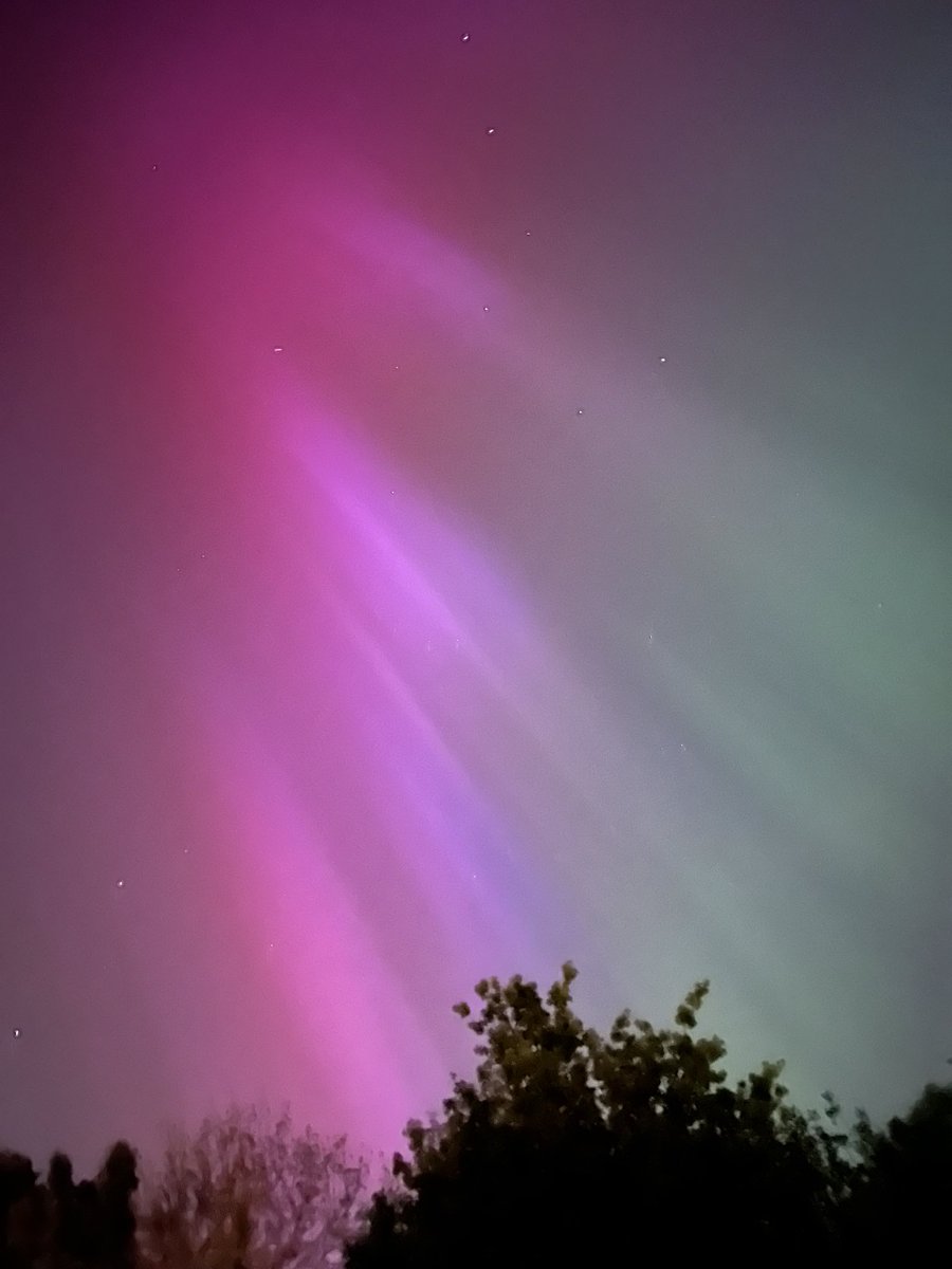 What a mesmerising amazing sight to see over London skies last night. Northern lights lit up the sky #Auroraborealis #northenlights #London