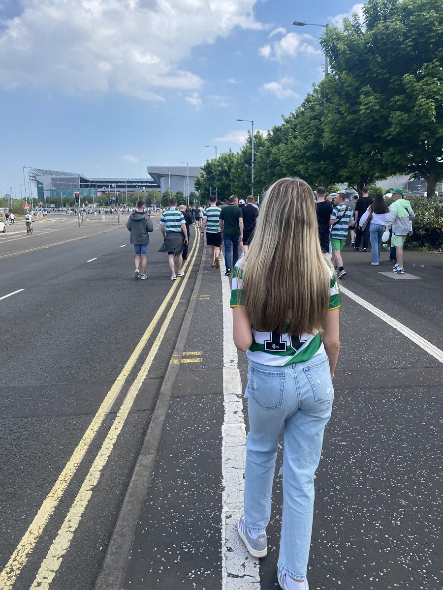 tld07's tweet photo. Wot a day @CelticFC have a belter troops #hailhail 💚💚🇮🇪🇮🇪 https://t.co/7NiJvyCZKP