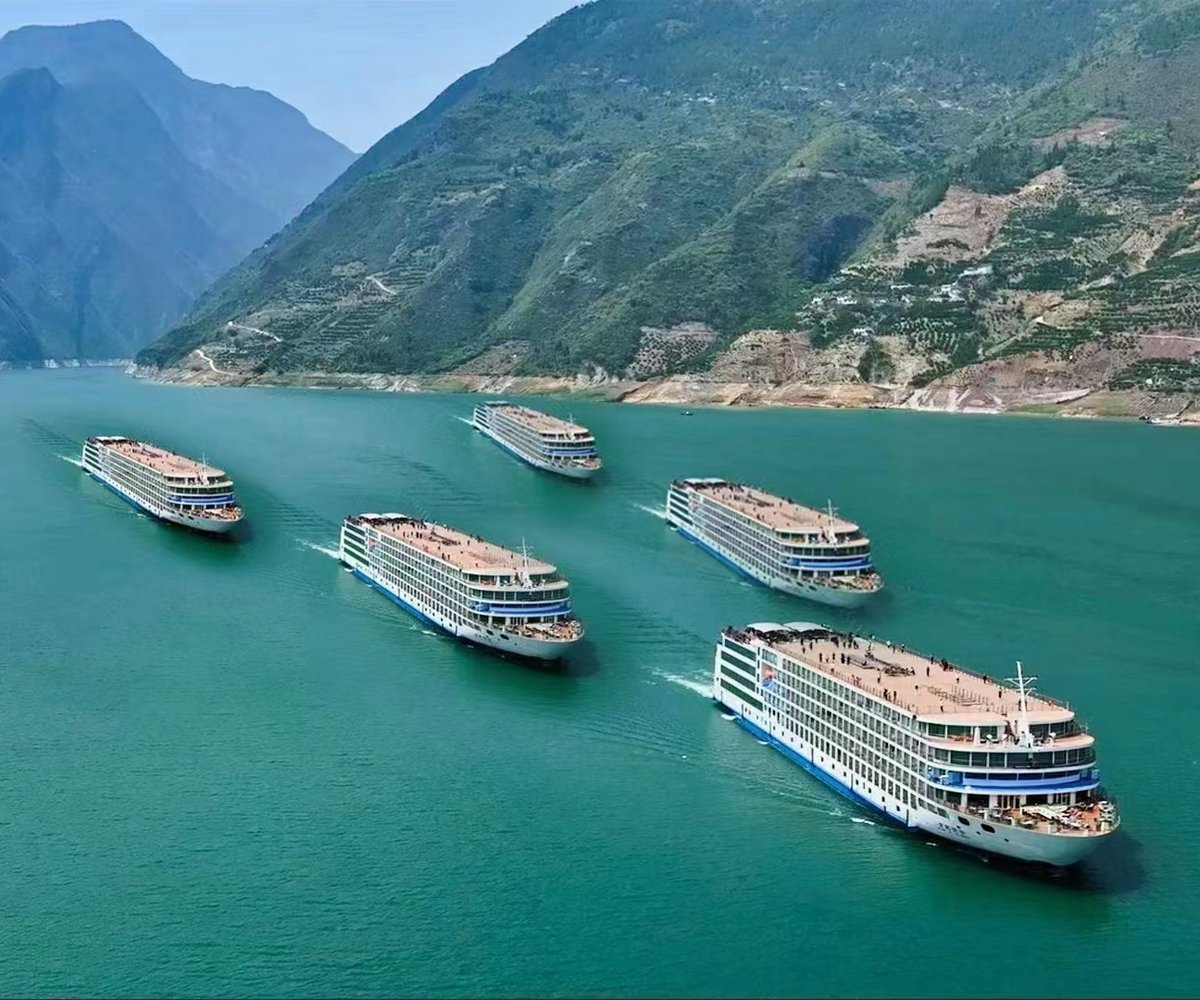 #ATTENTION: We have the newest fleet on the Yangtze, all built since 2003 with guests' comfort and enjoyment in mind💫 🌊 🛳️ #ChinaTravel #YangtzeRiver #CenturyCruises 🌏 #TravelGoals #ChinaHolidays