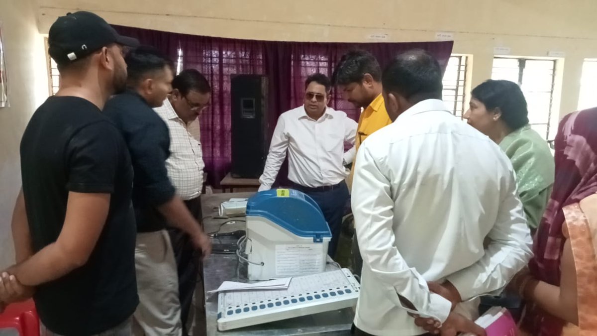 DMmahoba's tweet photo. आज लो0स0सा0निर्वाचन 2024 के अंतर्गत रा0 पॉलिटेक्निक महोबा में चल रहे मतदान कार्मिकों के द्वितीय प्रशिक्षण का जायजा लिया गया।इस दौरान मतदान कर्मियों से EVM का हैंड्स ऑन कराया गया,ईवीएम कनेक्टिविटी,सीलिंग,डॉक्यूमेंटेशन आदि की जानकारी ली गई।
@ECISVEEP 
@ceoup 
#Elections2024 
#ECI https://t.co/VWdt5sfEPS