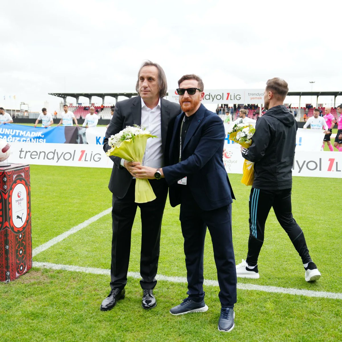 Teşekkürler @Erzurumspor 👏🏻 Erzurumspor FK futbolcularına, Başkan Sayın Ahmet Dal'a ve Teknik Direktör Hakan Kutlu'ya teşekkür ederiz. 👏🏻💙🤍