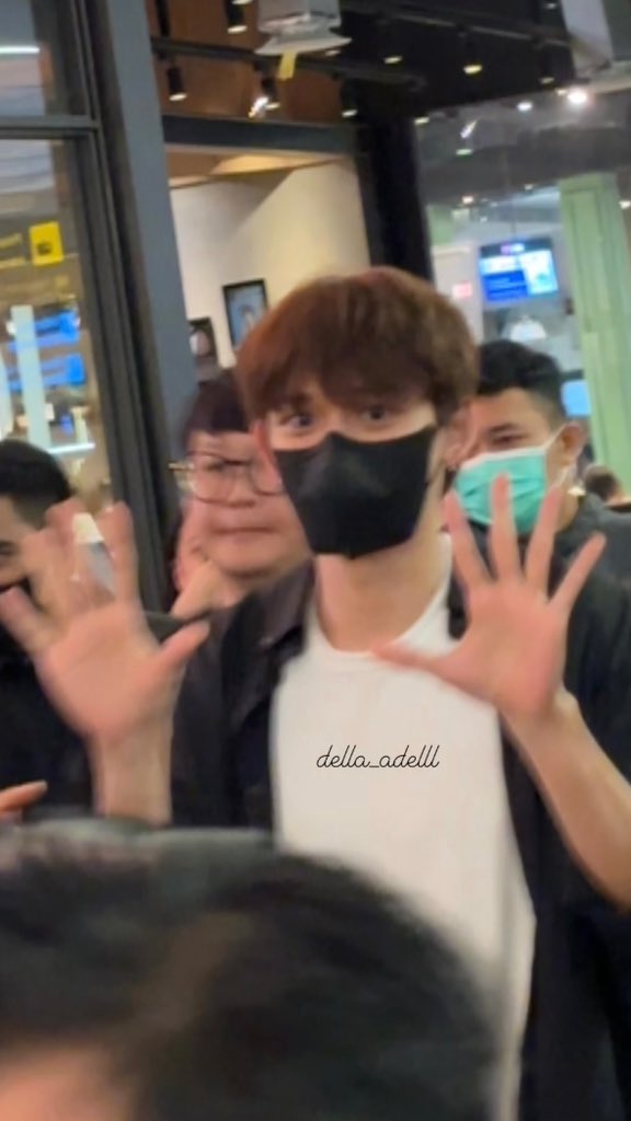 are u staring at me?🥹 safe flight! #LUCAShineOnJKT #LUCAS #LUCAS_FIATLUX_JAKARTA
