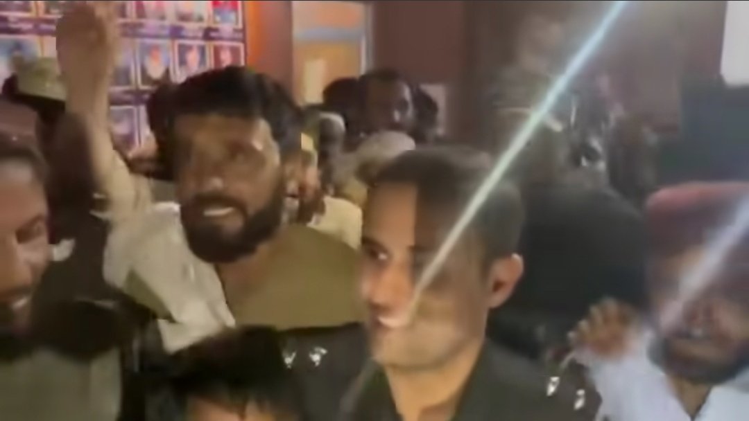 معصوم ایاز پٹھان کی بازیابی پر اہم انکشاف.!

گذشتہ رات کشمور پولیس نے دعویٰ کیا تھا کہ ڈاکوؤں سے مقابلے کے بعد مغوی ایاز کو تاوان ادا کیے بغیر بازیاب کروایا ہے مگر ذرائع سے کنفرم ہوا ہے کہ نہ کوئی پولیس مقابلہ ہوا تھا اور نہ ہی پولیس نے معصوم بچے کو بازیاب کروایا تھا۔ ورثاء نے دس