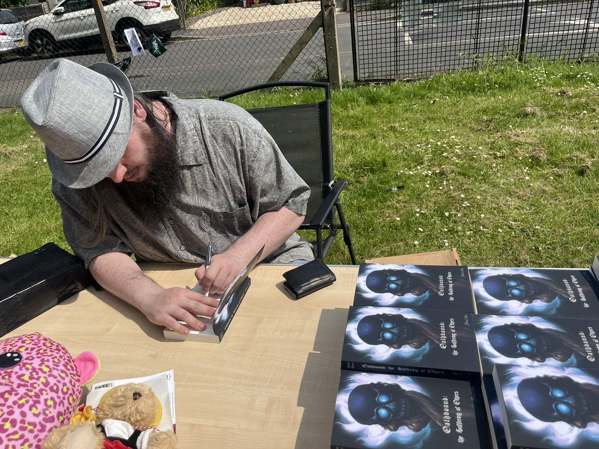 Fantastic time at the Spring Fayre at @Callicroft Patchway Brilliant to help with the Colour Run, crazy but fun! Wonderful to meet local Patchway author David Giles & buy a signed copy of his first book ‘Oathbound’ @ErebusGreyMage And a welcome ice cream with Mayor @DayleyL