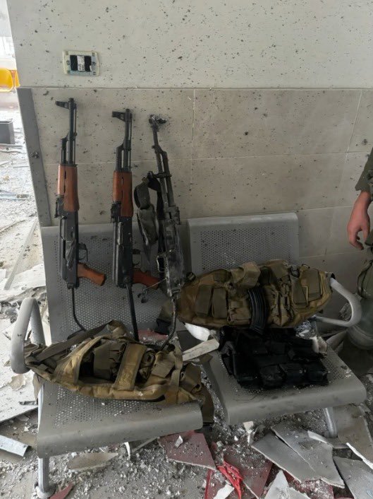 IsraelinSpanish's tweet photo. 🔴 Seguimos revelando los crímenes de Hamás

En las últimas horas nuestras tropas encontraron armas de terroristas en una escuela y en una clínica en la Franja de Gaza.

La organización terrorista Hamás utiliza a los civiles en Gaza como escudos humanos. https://t.co/46oovTkAhd