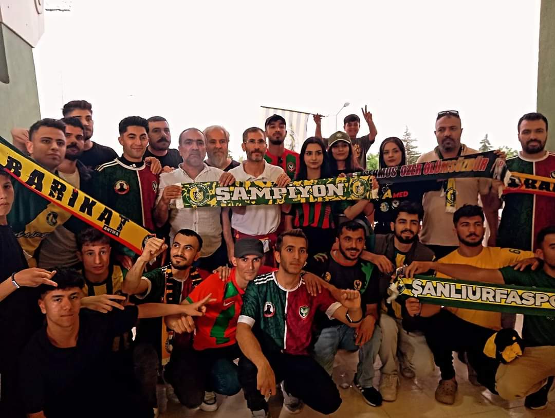 Dodanizm's tweet photo. Biratiya gelê Riha û Amedê.
Amed-Urfa kardeşiliği
#Amedspor ❤️ 💚 
#Urfaspor 💛 💚 https://t.co/nAdtoZ7JUj