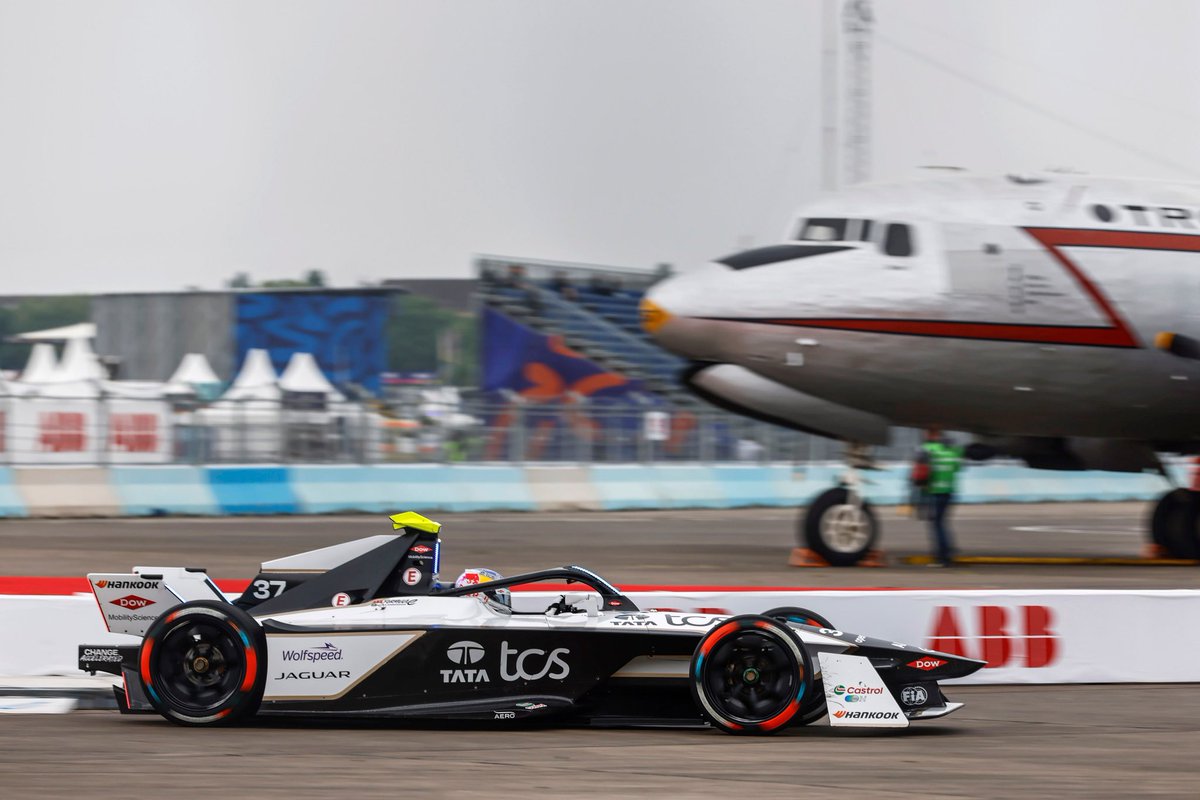 Berlin E-Prix Race Results:

🥇Nick Cassidy (Jaguar TCS Racing) 📸 - WINNER

🥈Jean-Eric Vergne (DS Penske) - +4.651s

🥉Oliver Rowland (Nissan) - +4.915s

#Round9 #BerlinEPrix 🇩🇪 #ABBFormulaE