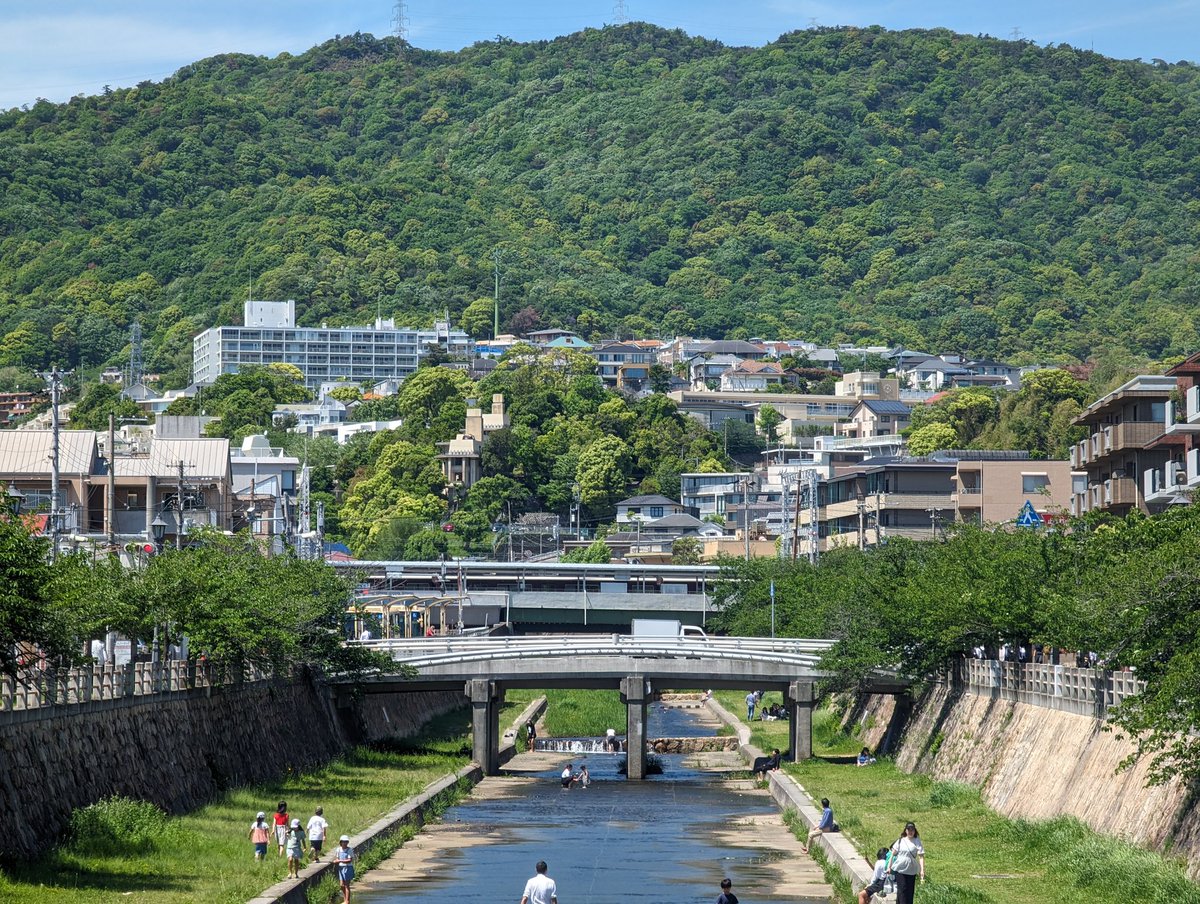 芦屋川、自分の知る限り日本で1番シンボリックで風格を感じる住宅地
JR芦屋駅から歩いて微高地に上がった瞬間、六甲山系を借景に近代建築や規格外の屋敷が建ち並ぶ景色が目に飛び込んでくるの、何度来ても感動する…