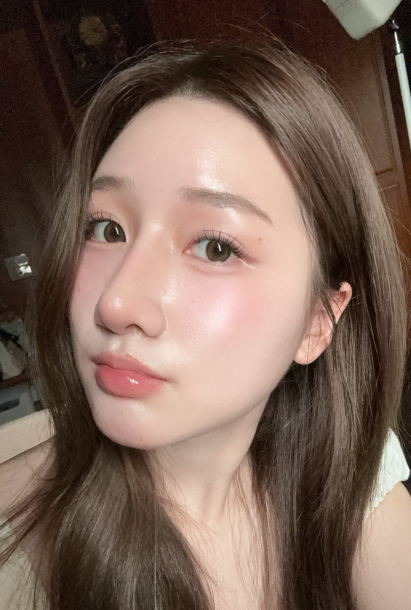 เซตนี้ทำว้าวุ่นกันเลยใช่มั้ย เดมมาถามหาพิกัดหลายอย่างเยอะมาก มาแจกทีเดียวเลยนะ
📍จะมีบอก สีผม, คิ้ว, คุชชั่น, เสื้อ, คอนแทคเลนส์, กล้องที่ใช้
ปล. ใช้แสงธรรมชาติล้วนๆ ไม่ได้ตั้งไฟ