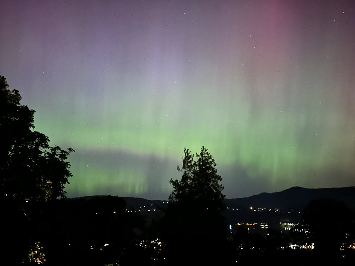 almonroth's tweet photo. Northern Lights from Hood River, OR, on May 10th #AuroraBoreal https://t.co/FixCFENrsE