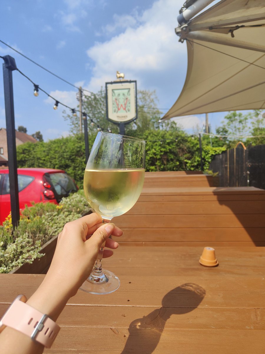 It's wine o'clock 😉 our Wild Spell Pinot Gris is just the thing for a oh-so-sunny Saturday 🌞

#WhiteWine #WineLover #Wine #WineOclock #Drinks #HampshireBlogger #hampshirepub #Basingstoke #BasingstokeBlogger #BasingstokePub