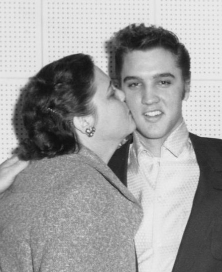 VisitGraceland's tweet photo. Happy Mother's Day! 🤍 https://t.co/6rprBnW0bK