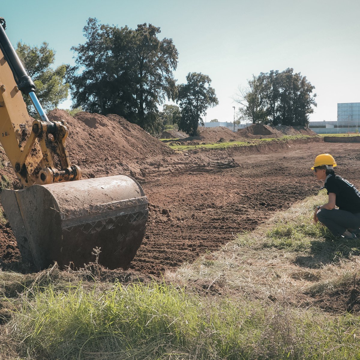 🇦🇷El @EAAFoficial realiza trabajos de excavación y búsqueda de personas desaparecidas en el Campo de Deportes de la ex ESMA por orden del juzgado Federal 12 a partir de testimonios que refieren que en la última dictadura fue utilizado para la disposición de cuerpos de víctimas.