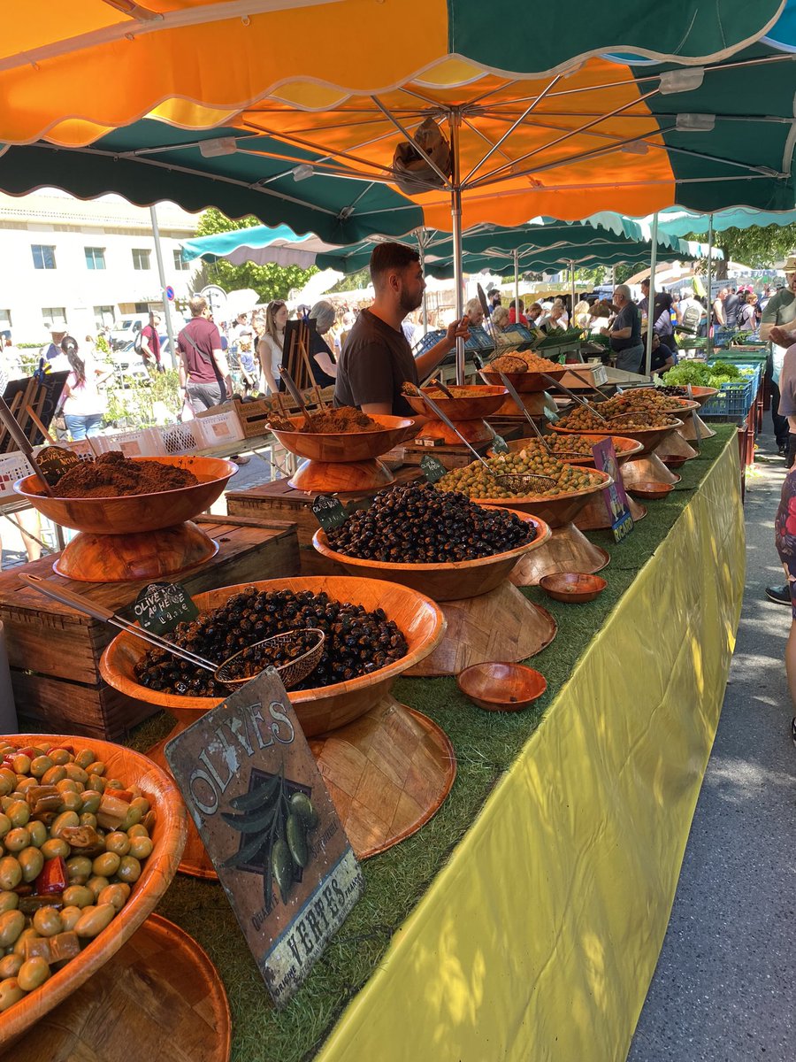 🌟 Au marché provençal de Pont-Saint Esprit ce samedi pour échanger sur nos idées et présenter notre programme Valérie Hayer! 🇪🇺 Avec nos amis du MoDem, un réel plaisir d’être tous ensemble !