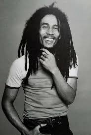 📅 Hoy recordamos con tristeza la partida del legendario cantautor jamaiquino Bob Marley, quien nos dejó en 1981 en Miami (Estados Unidos). Su música sigue viviendo en nuestros corazones. 🎵💔 #BobMarley #LeyendaMusical