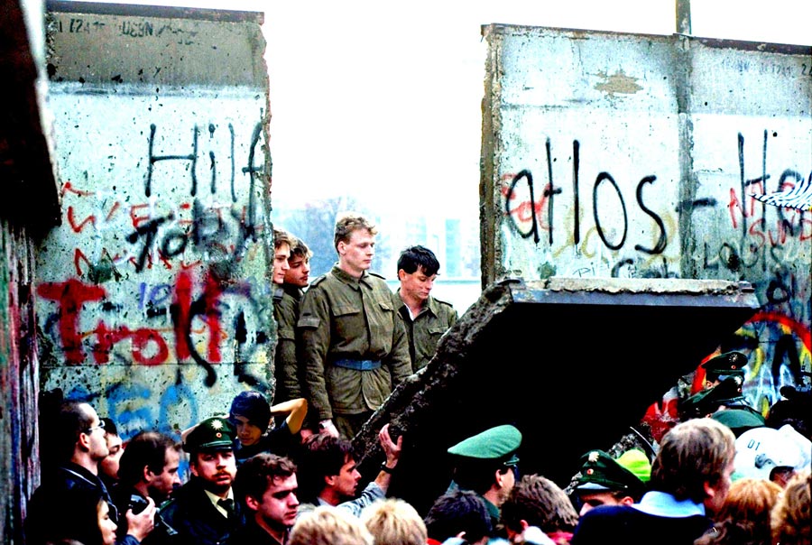 'Wind of Change' de @scorpions nació en un paseo en el Río Moskva... camino a Gorky Park. Al celebrar a Rusia, la canción celebró la caída del Muro de Berlín y por ende de la libertad. Hoy, como siempre, los vientos de cambio son posibles. 👉 bit.ly/4bBodoH